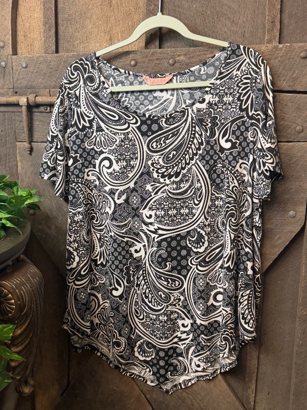 Amana Black White Paisley Scoop Neck Short Sleeve Top T-Shirt